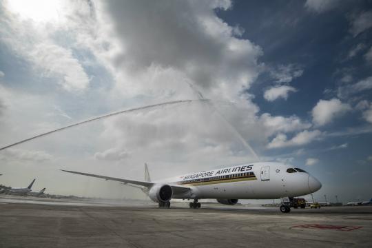 Singapore Airlines welcomes first B787-10