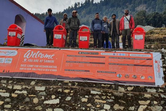 RidingSolo puts Dustbins Enroute to Many Himalayan Winter Trek