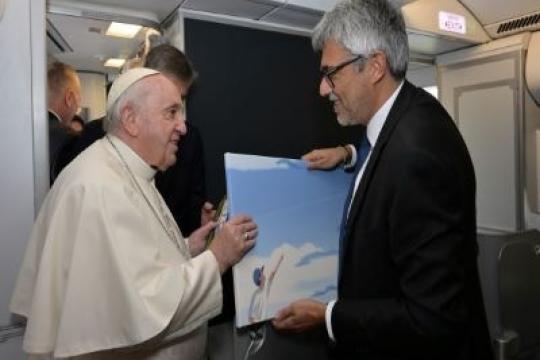 ITA Airways Gives Canvas Print of ‘The Sustainability Manifesto’ to Pope Francis