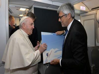 ITA Airways Gives Canvas Print of ‘The Sustainability Manifesto’ to Pope Francis