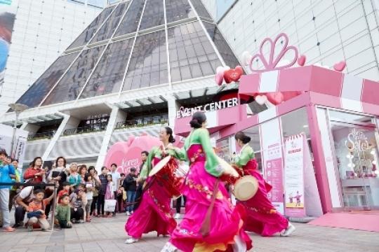 Korea woos int’l tourists through shopping festival