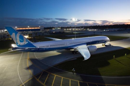 Boeing debuts 787-10 Dreamliner