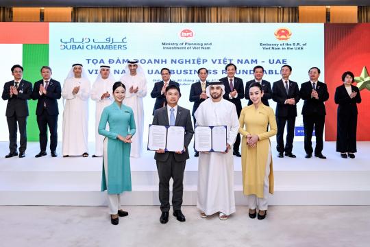 Emirates signs strategic MoUs with Vietnam Airlines & VietJet